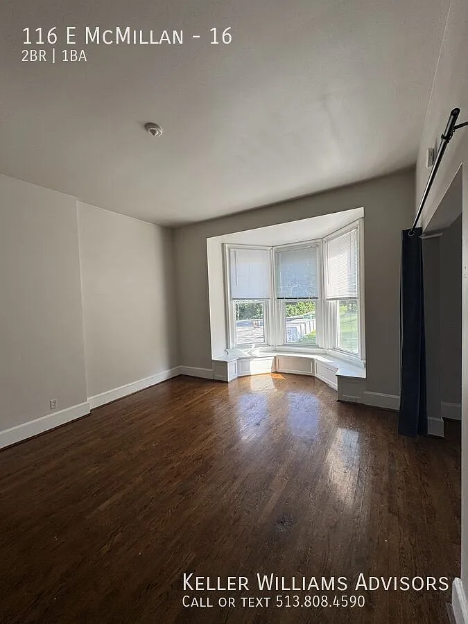 High ceilings, charm, convenience and killer price for 2026-27 — Photo 3