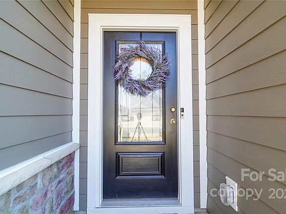 4th image of 225 Sweet Briar Dr