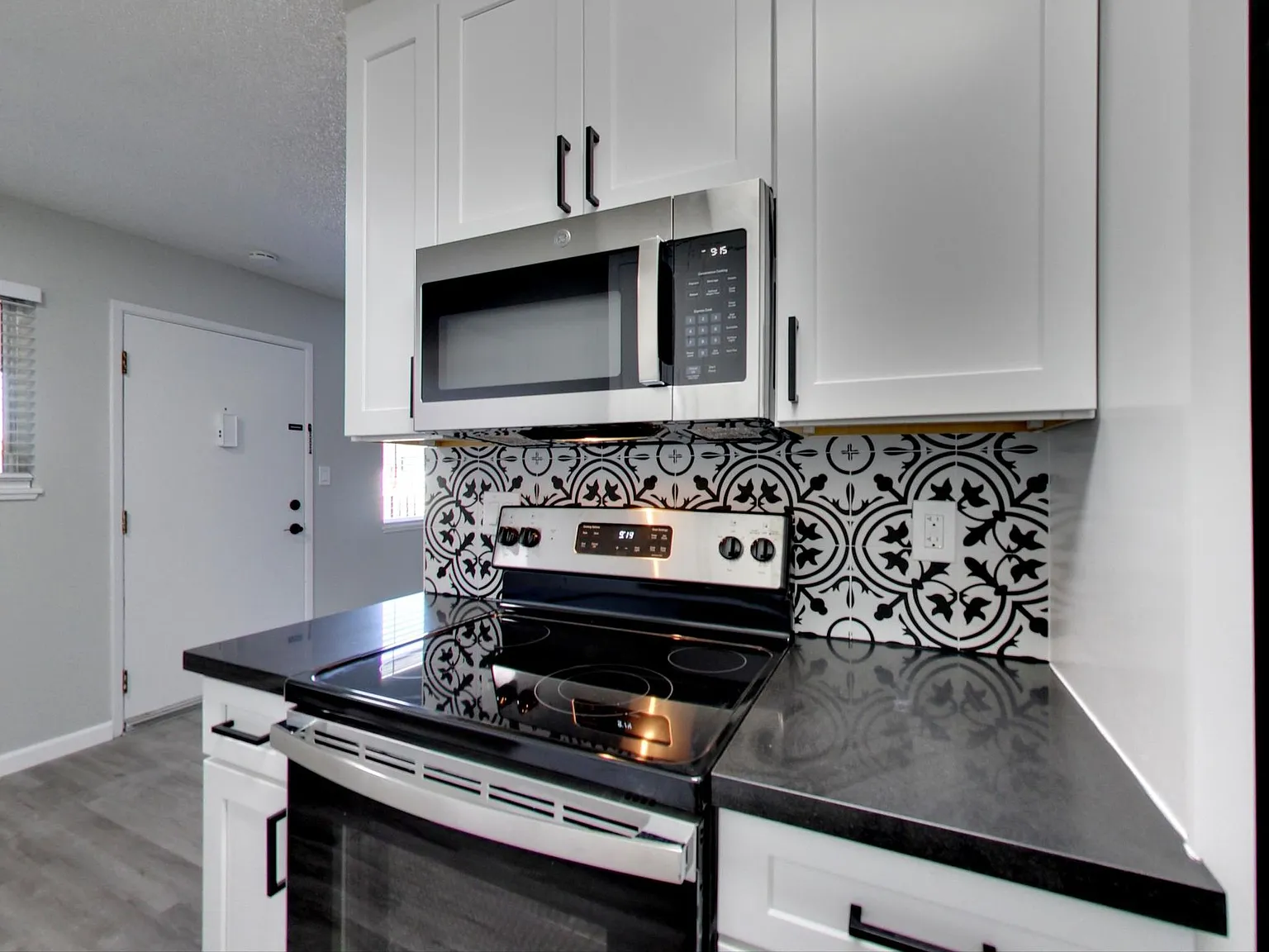ROYALE APARTMENTS — Photo 2