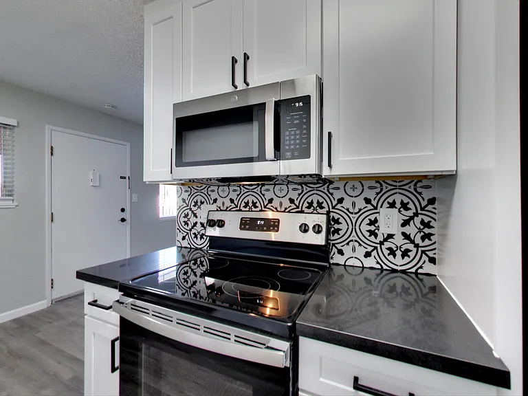 ROYALE APARTMENTS — Photo 2