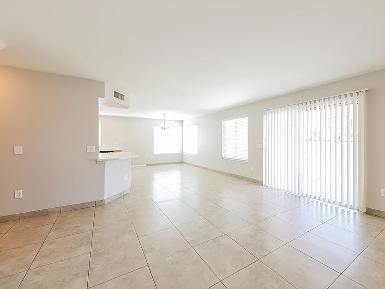 12209 W Flanagan St — Photo 4