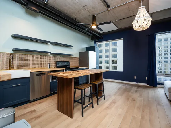 10024 Jasper Ave NW #913, Edmonton, AB T5J 1R9