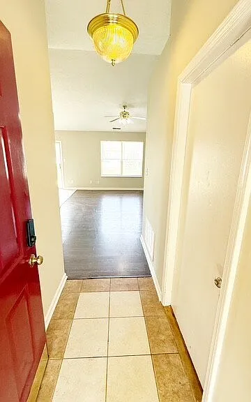 720 Rose Ln — Photo 3