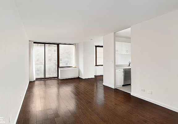 3rd image of 161 W 61st St APT 17G