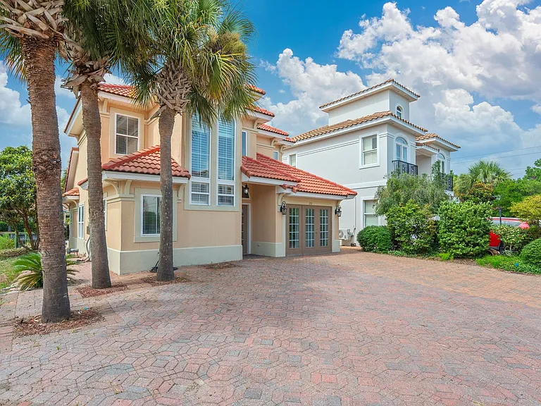 272 Calusa Blvd — Photo 2