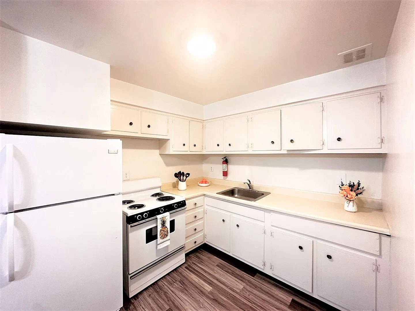 Karen Court Apartments — Photo 2