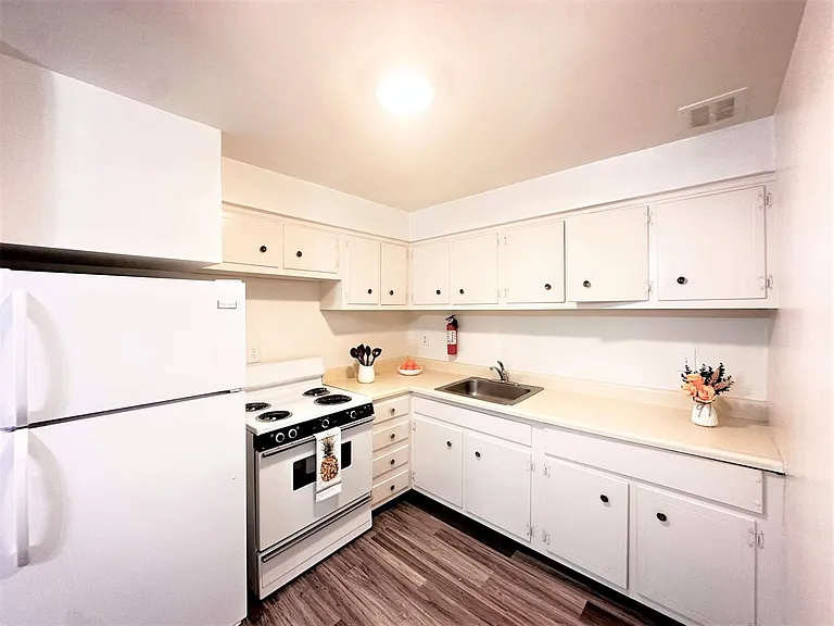 Karen Court Apartments — Photo 4