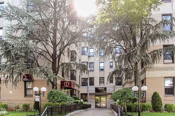 Sold by Thomas Lipovetsky, LREB | media 9