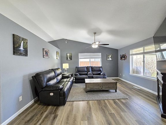 5th image of 577 SE Sugar Pine Way