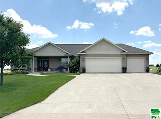 981 Colonial St, Sioux Center, IA 51250