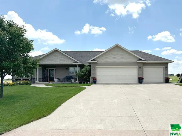 981 Colonial St, Sioux Center, IA 51250