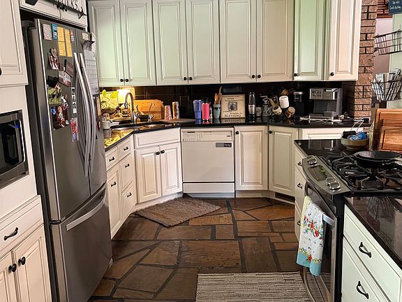 5th image of 1104 N Vine St