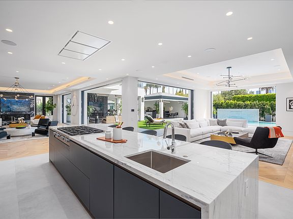 The spacious kitchen allows for great entertaining, being equipped with professional appliances.