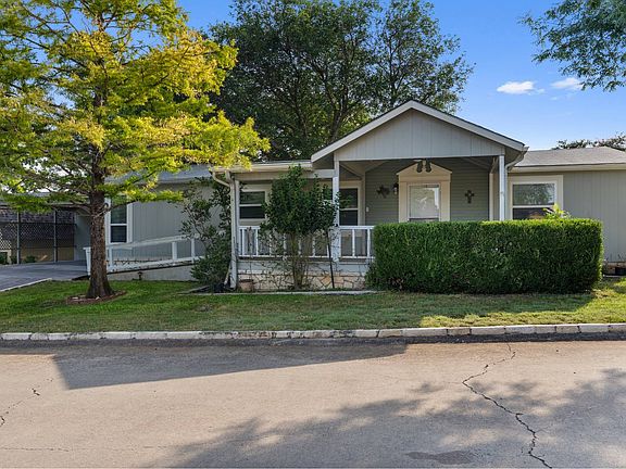 5th image of 323 Live Oak St