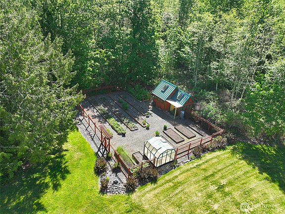 3rd image of 291 Fawn Meadow Road