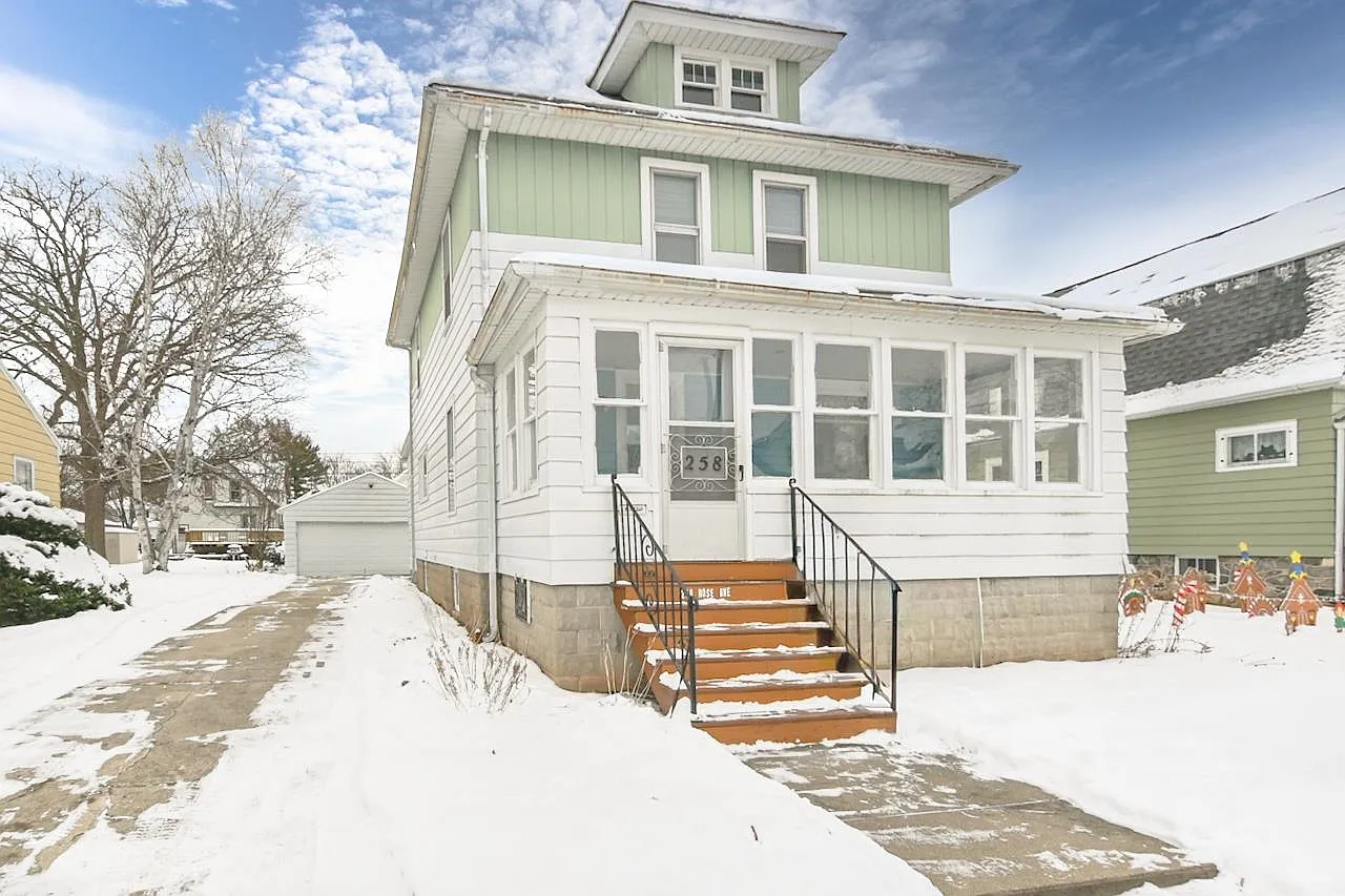 258 Rose Ave photo 1