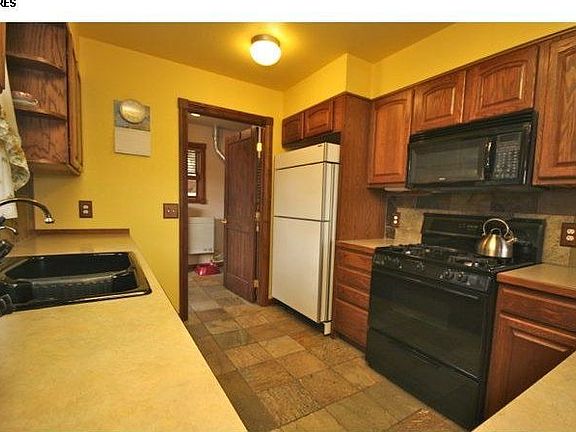4th image of 1075 Meadows Dr