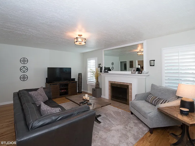 652 E Locust St — Photo 10