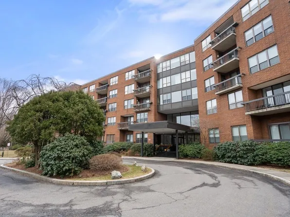 210 Nahanton St APT 415, Newton, MA 02459
