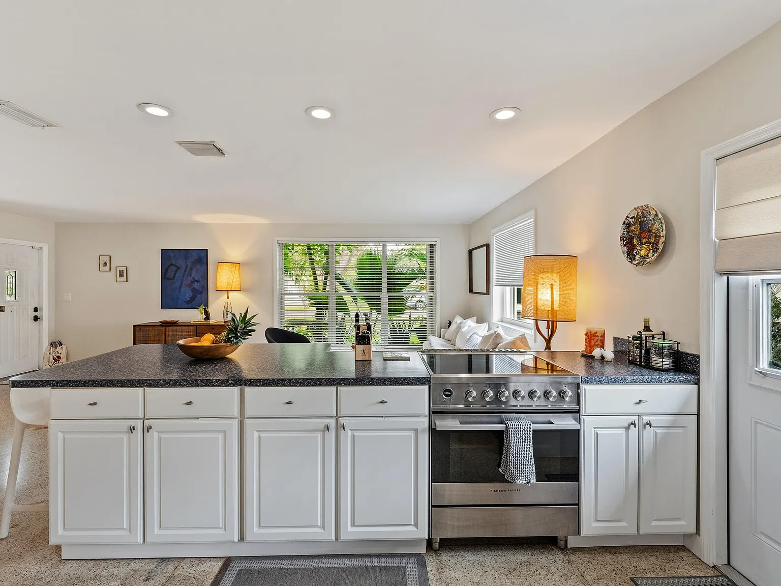 3 bed, 2.0 bath, 1761 sqft, $5,250 — Photo 4