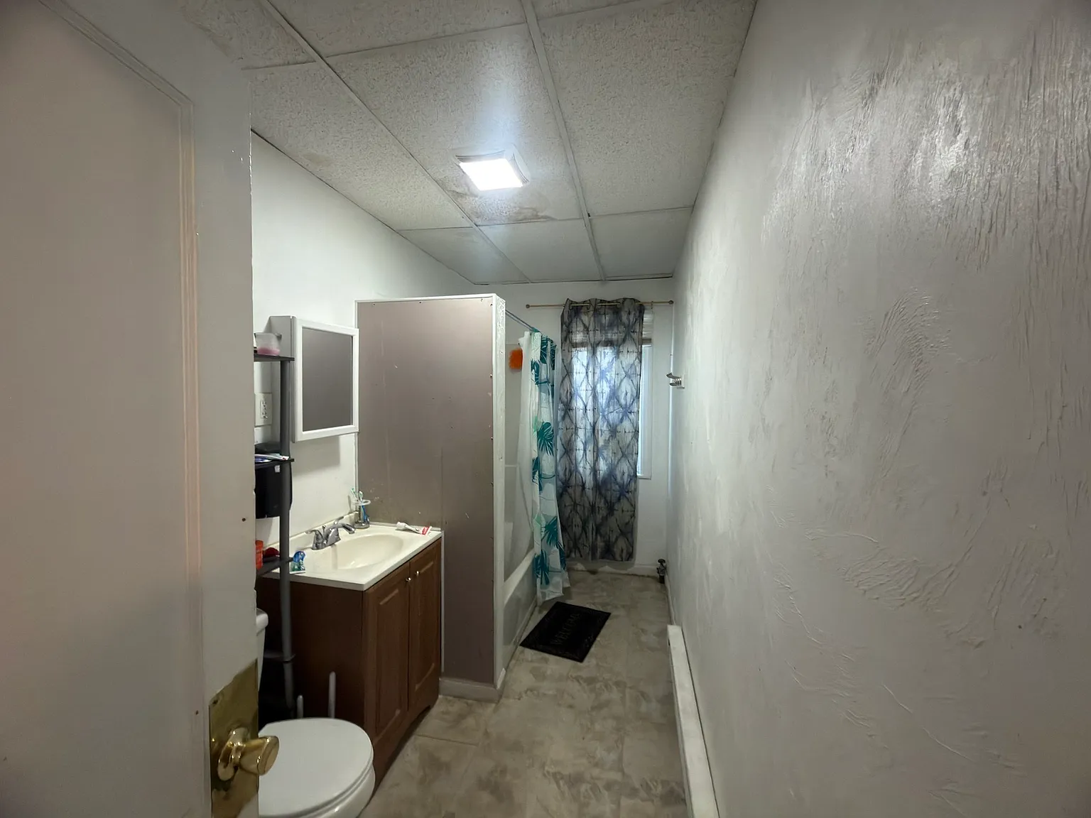 3 bed, 1.0 bath, 3948 sqft, $2,400 — Photo 3