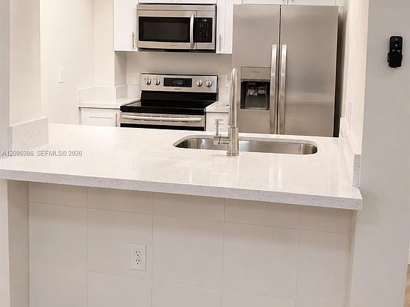 3rd image of 102 SW 6th Ave APT 507