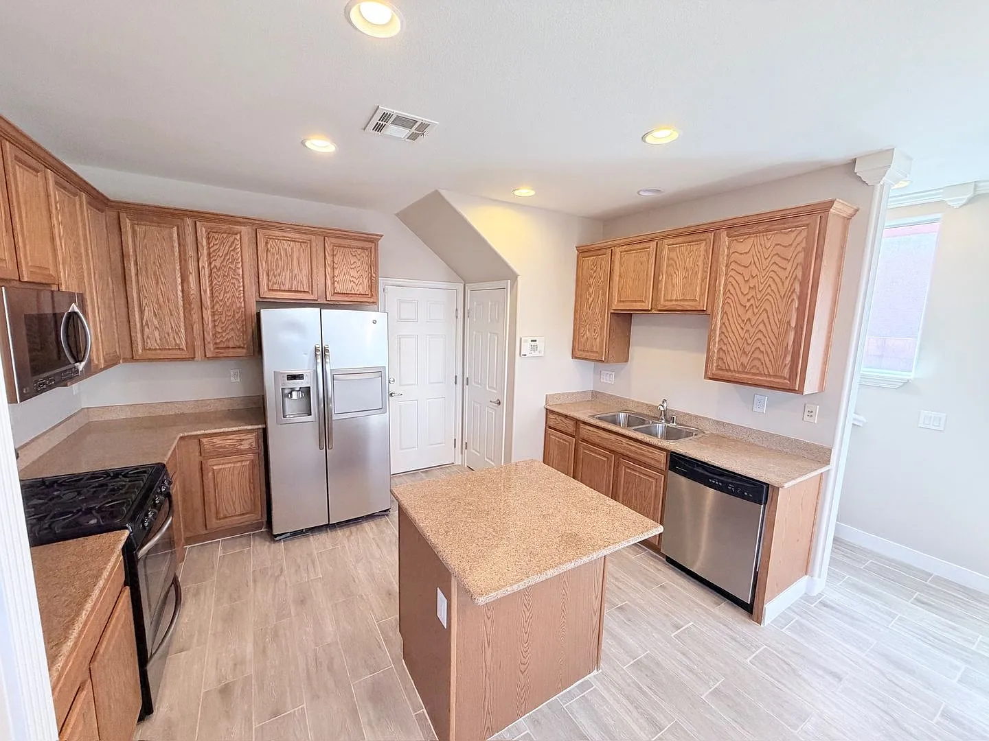 2 Story 3 bed + Loft, 2.5 Bath Home in NW — Photo 3
