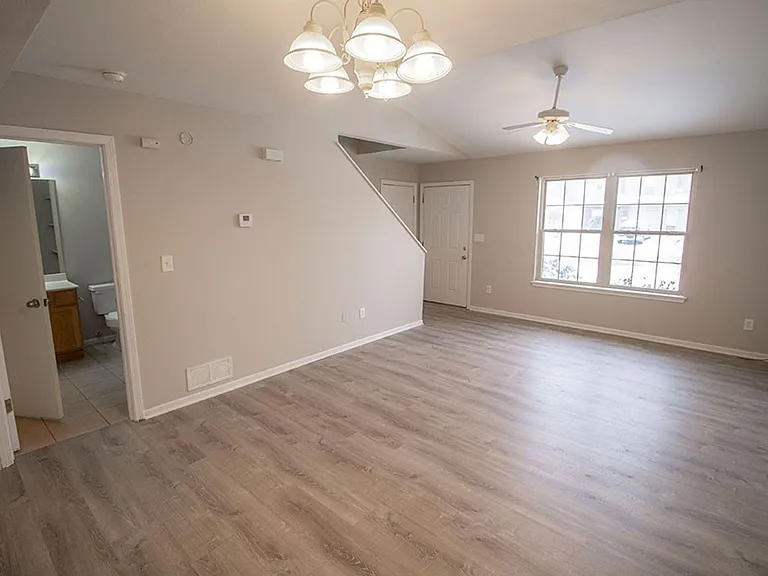 1413 Greensboro Dr — Photo 5