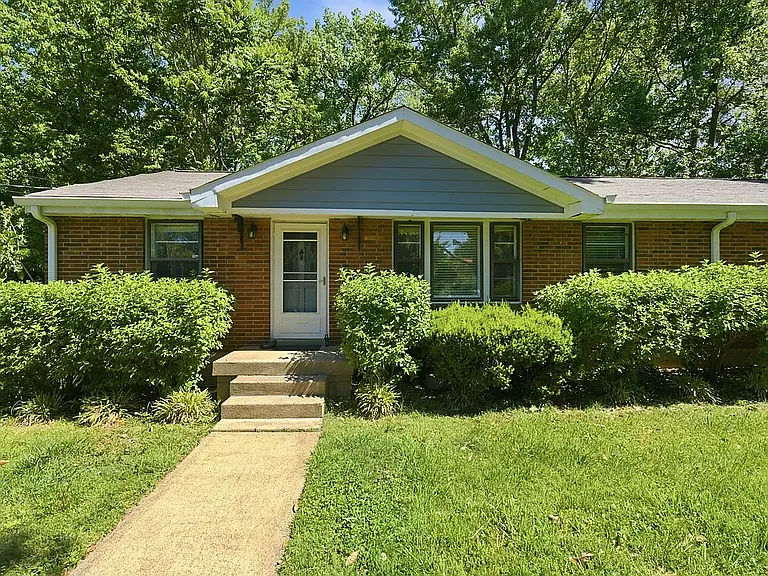 220 Haywood Ln — Photo 6