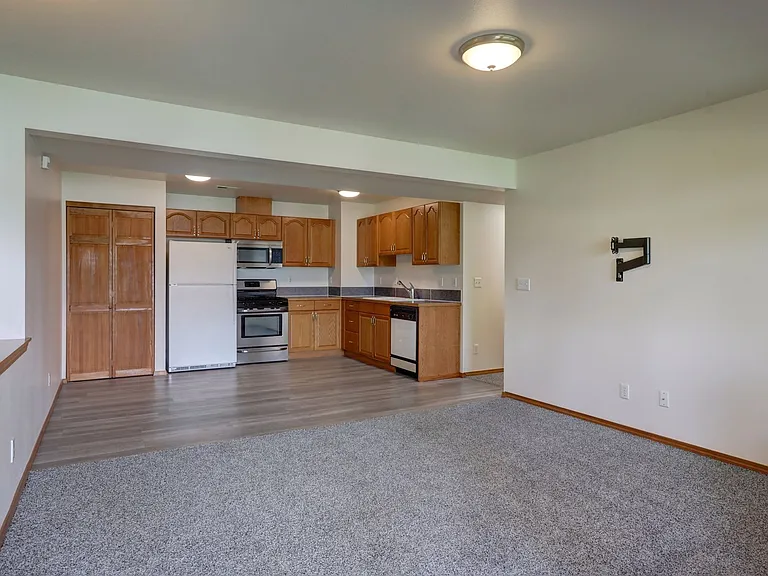 6712 Vandermark Rd E — Photo 3