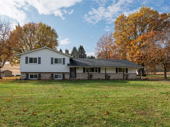 2450 Yorktown St NW, Uniontown, OH 44685