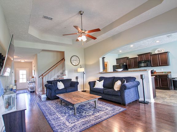 3rd image of 604 Creekbend Ln