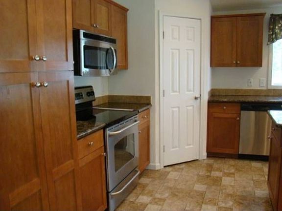 Kitchen w/walk-in pantry