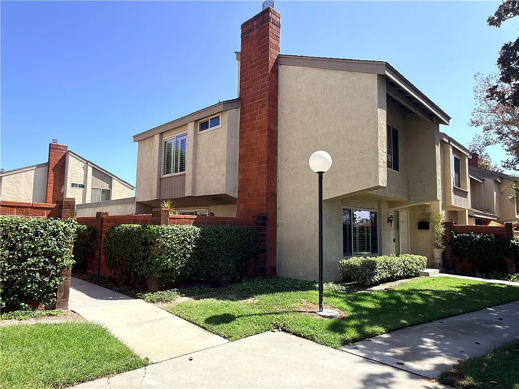 3 bed, 2.5 bath, 1333 sqft, $3,800 — Photo 2