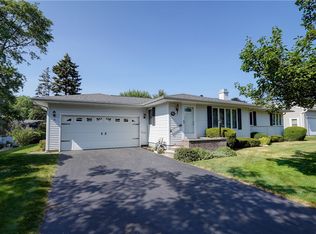 42 Kings Ln, Rochester, NY 14617