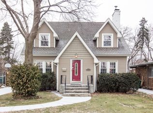 2062 Old Glenview Rd, Wilmette, IL 60091