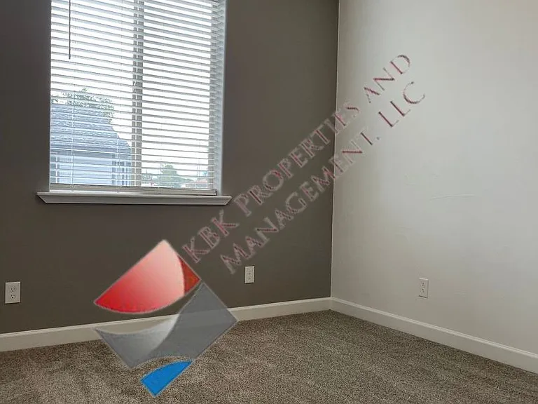 1703 Ross Ave — Photo 7