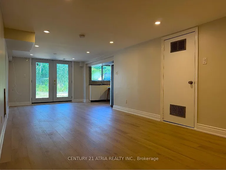 65 Newlin Cres #REAR GROUND FLR — Photo 5