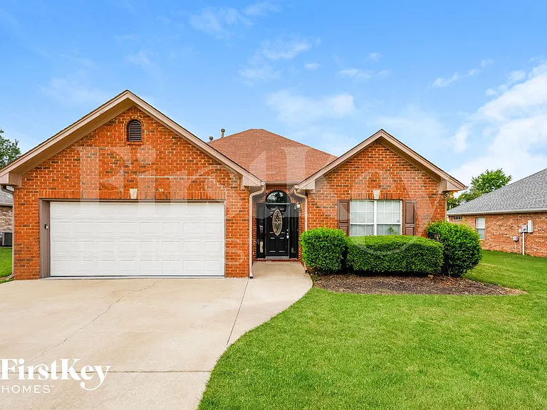 146 Hickory Point Dr — Photo 1