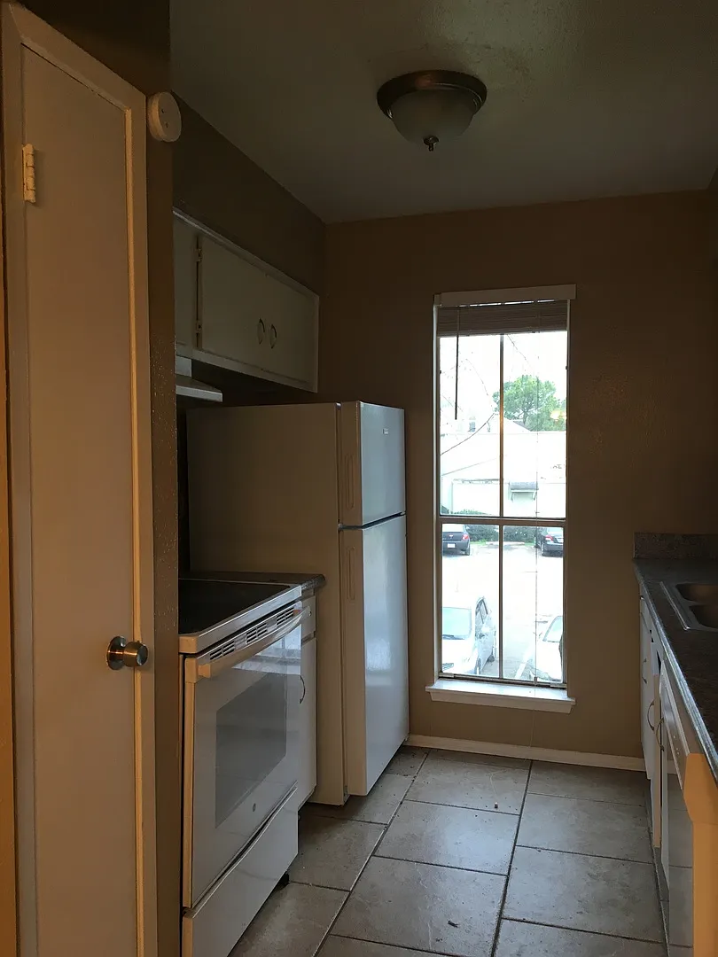 1 bed/ 1 bath second floor condo — Photo 2