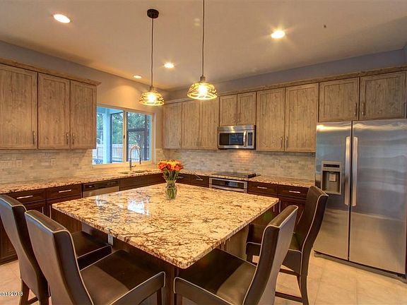 3rd image of 5851 Newbury Cir
