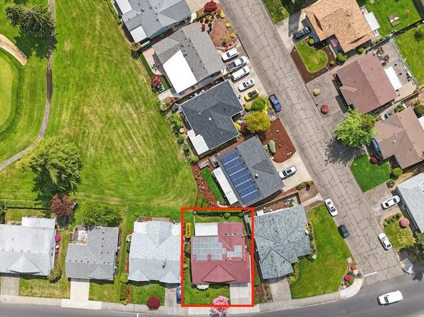 2242 W Hayes St, Woodburn, OR 97071