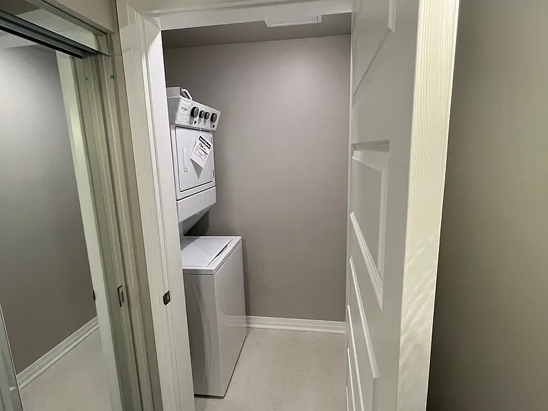 95 Dundas St W #325 — Photo 36