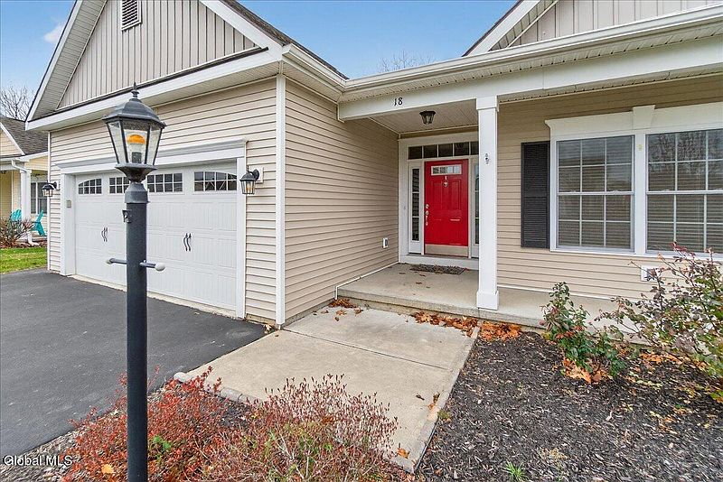 3rd image of 18 Lakepointe Way