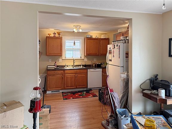 3rd image of 13705 Courtland Ave