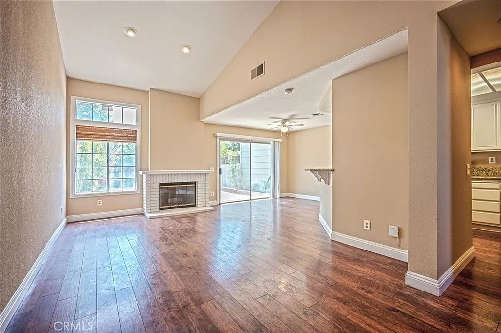 3 bed, 2.5 bath, 1407 sqft, $4,100 — Photo 4