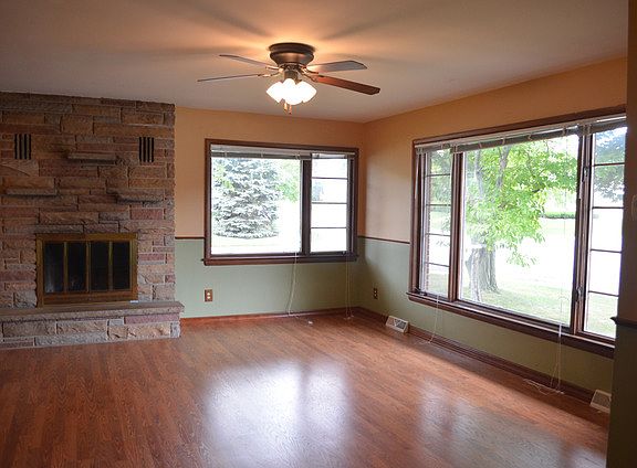3rd image of 230 W Memorial Dr
