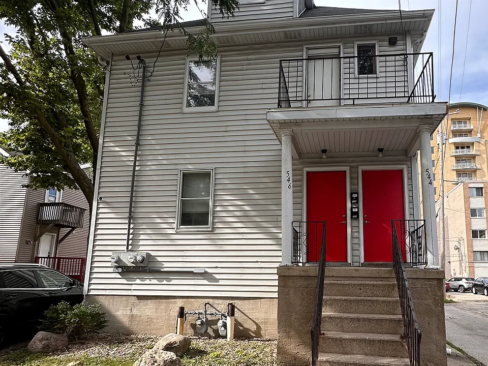 546 W Dayton St #1