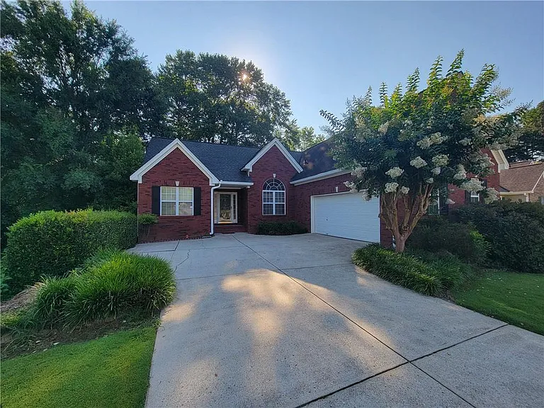 1325 Heatherton Rd — Photo 1