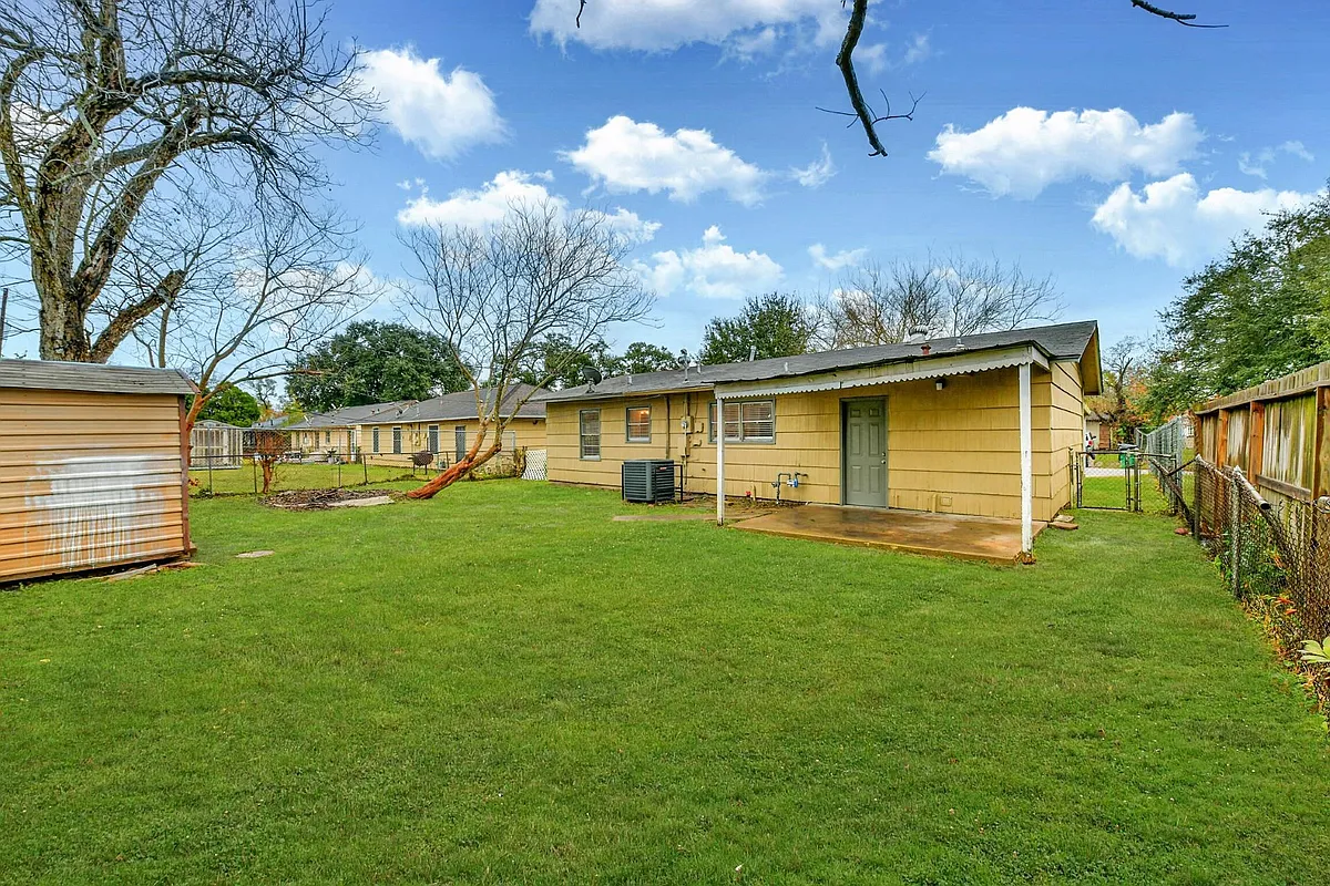 Building Photo - 5855 Beldart St